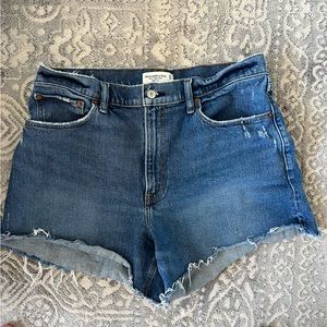 Abercrombie Curve Love 4-inch Mom Short in DARK
